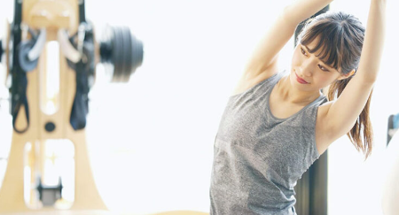 스트레칭을 하는 여자.