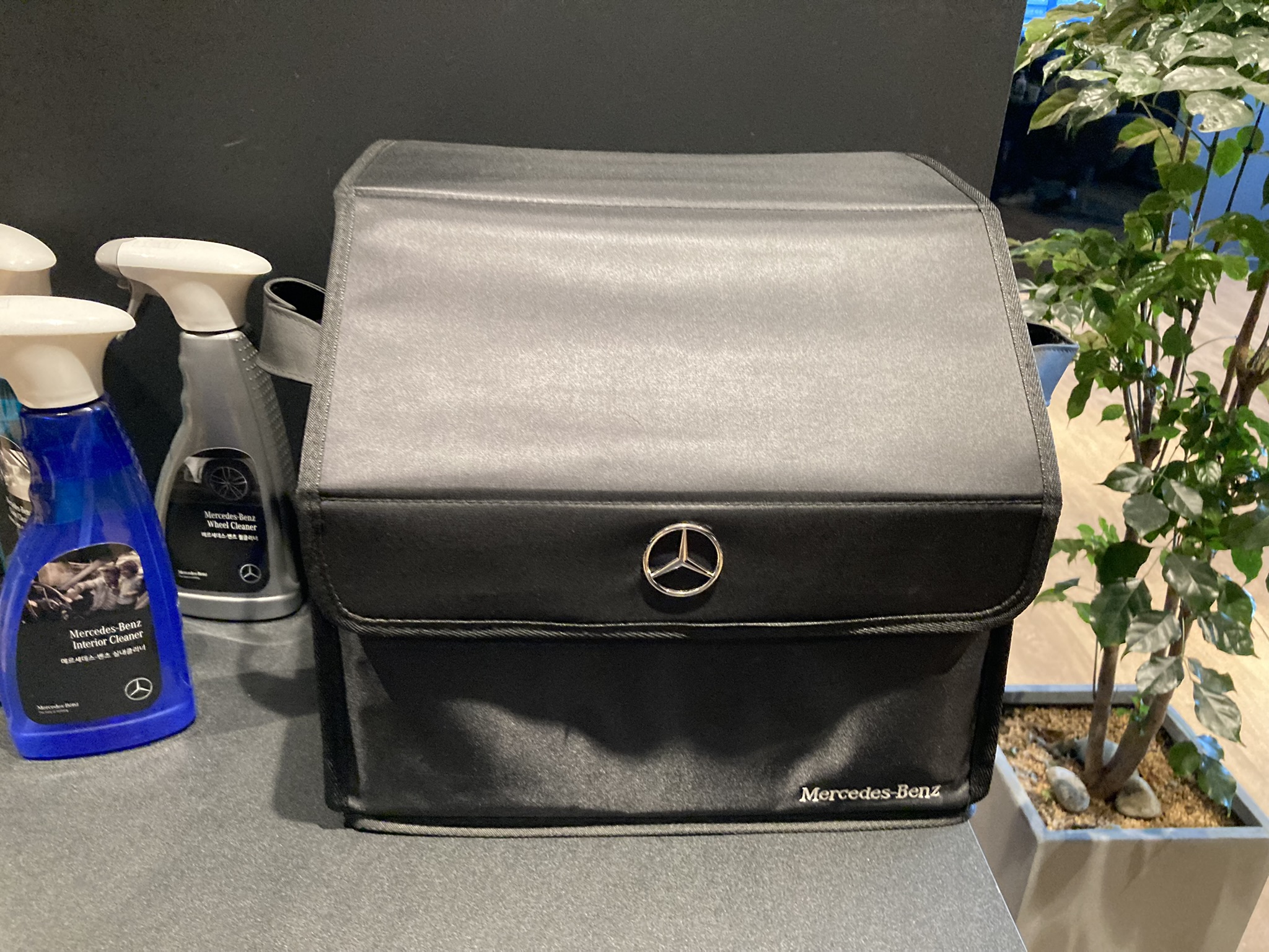 벤츠 서비스센터 전시품, 블랙 컬러 벤츠 로고 차량용 정리함과 세정제 진열