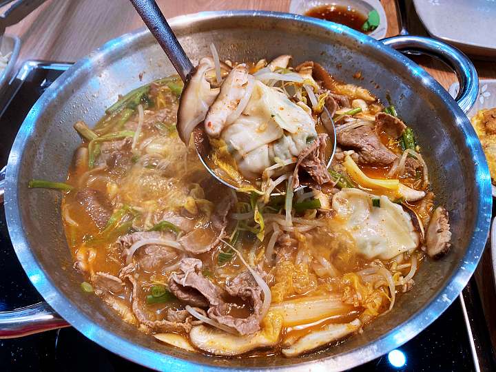 대전 둔산동 맛집 추천 생방송투데이 직접 농사짓는 100% 국산 송화고버섯 버섯 만두전골 샤부샤부 버섯비빔만두 오늘방송 자족식당
