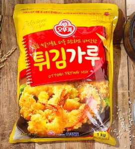 노릇하게 부쳐진 해물파전이 접시에 담겨 있습니다.