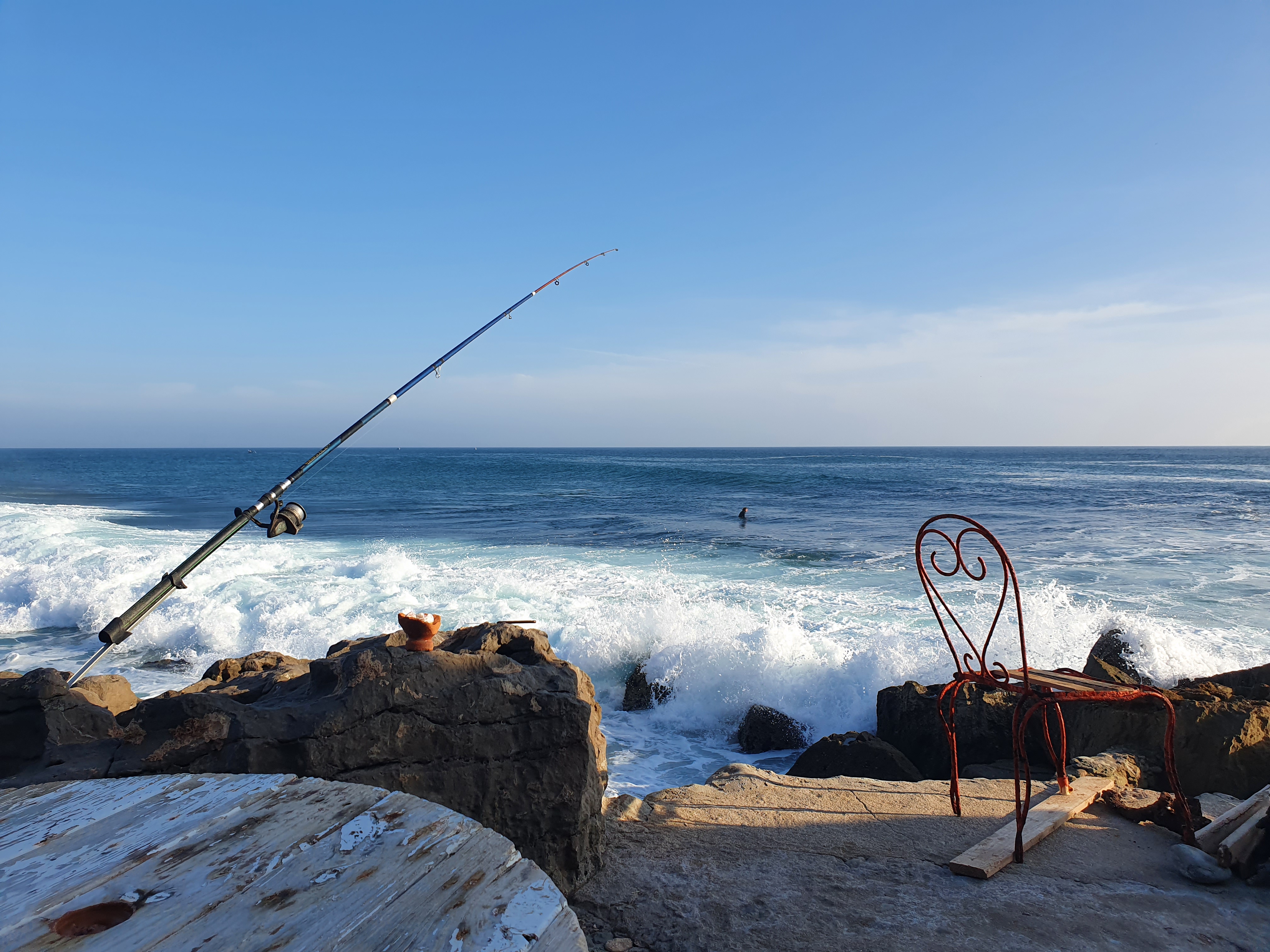 모로코 탐리 해변과 서퍼