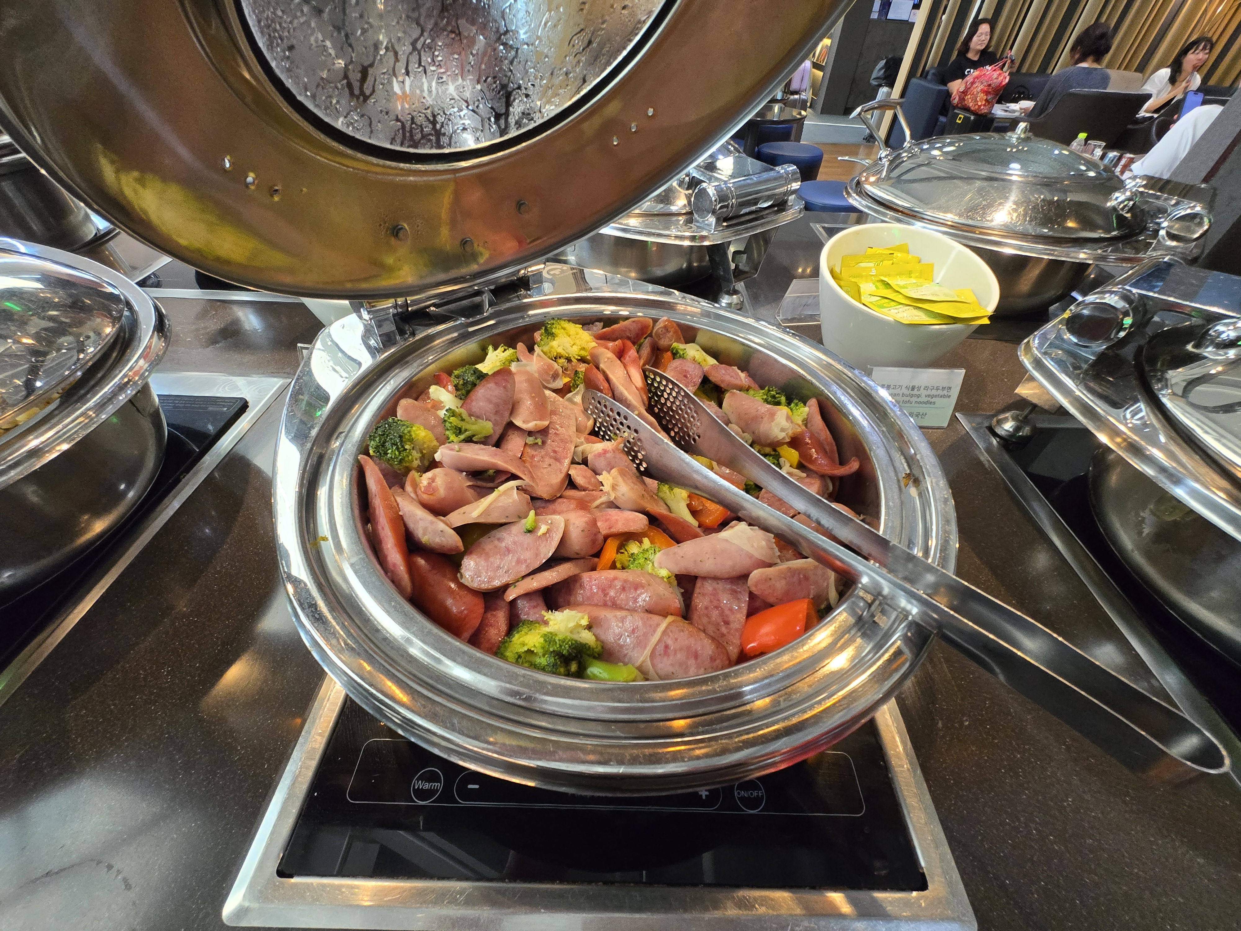 김해공항 스카이허브 라운지 소세지볶음