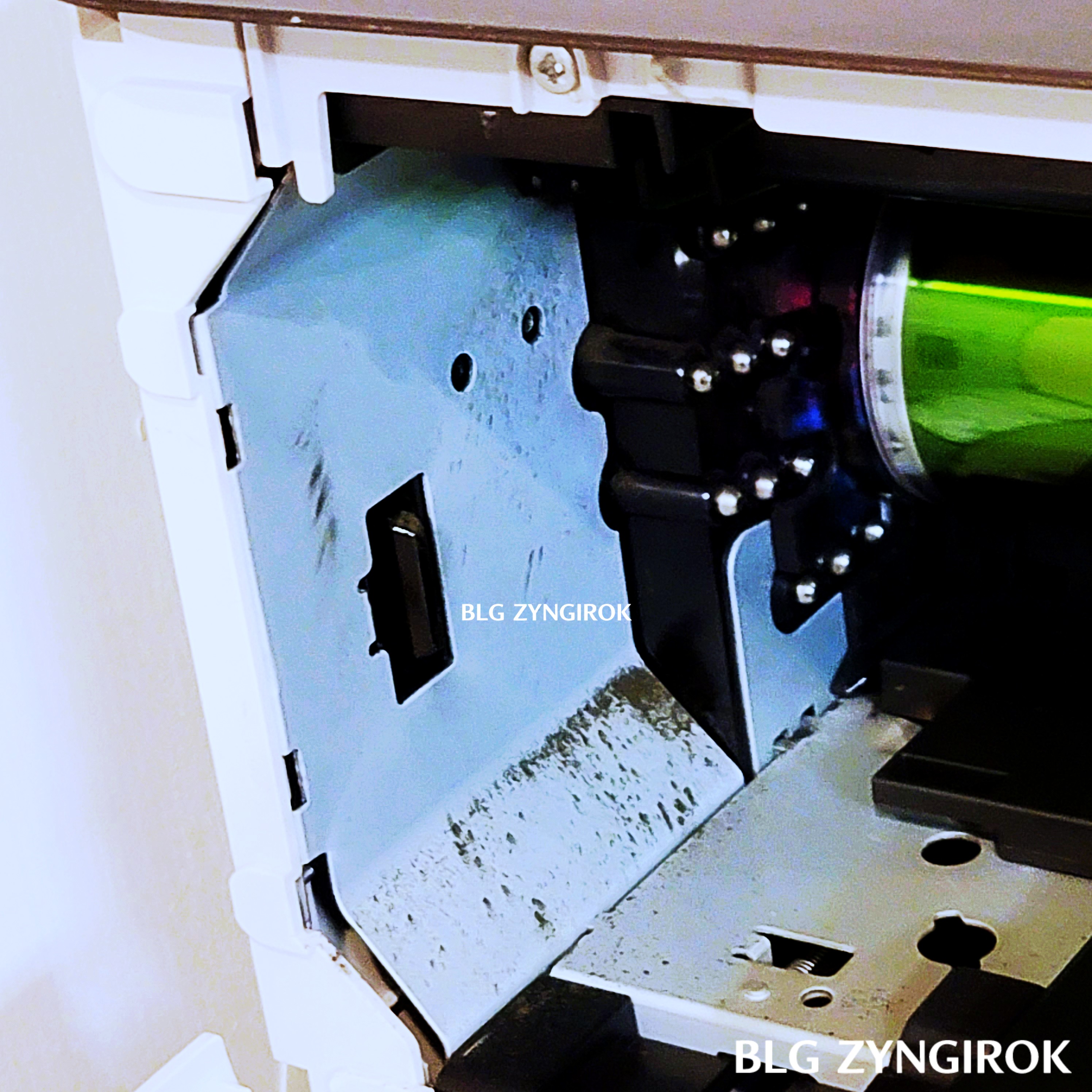 폐토너통을 제거한 모습이다.