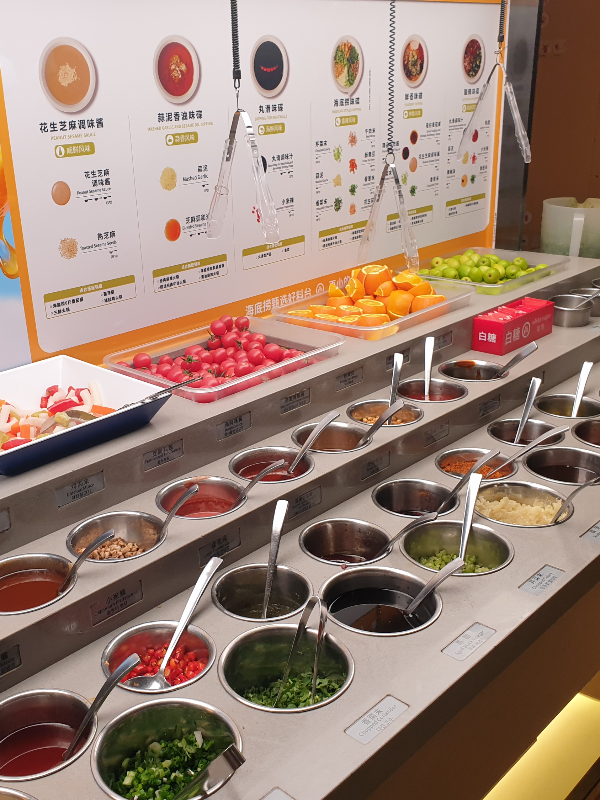 소스 레시피와 각종 소스 재료들이 놓여있다.