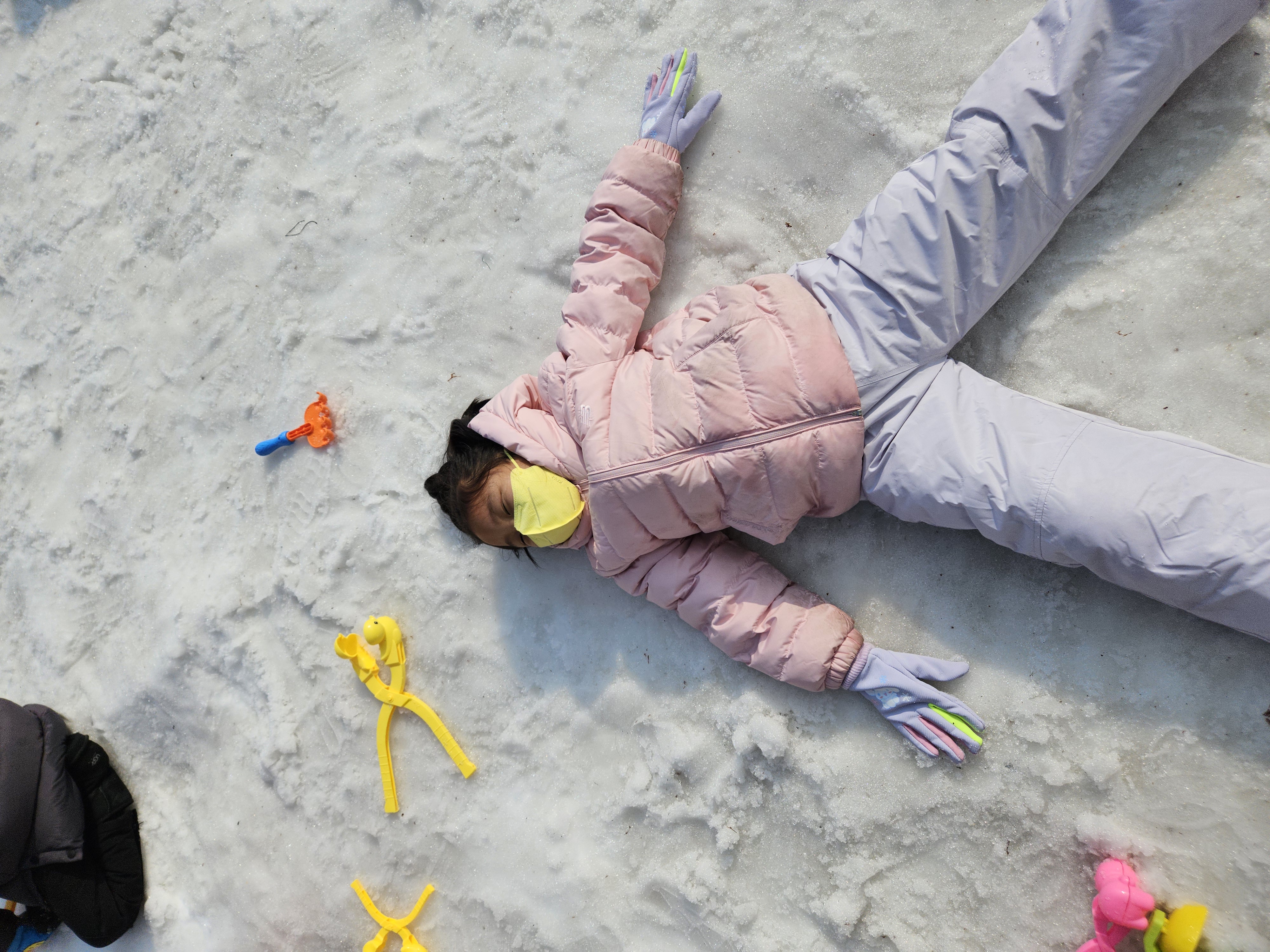 눈썰매장 눈밭위에 대자로 누워 휴식을 취하는 아이의 귀여운 모습