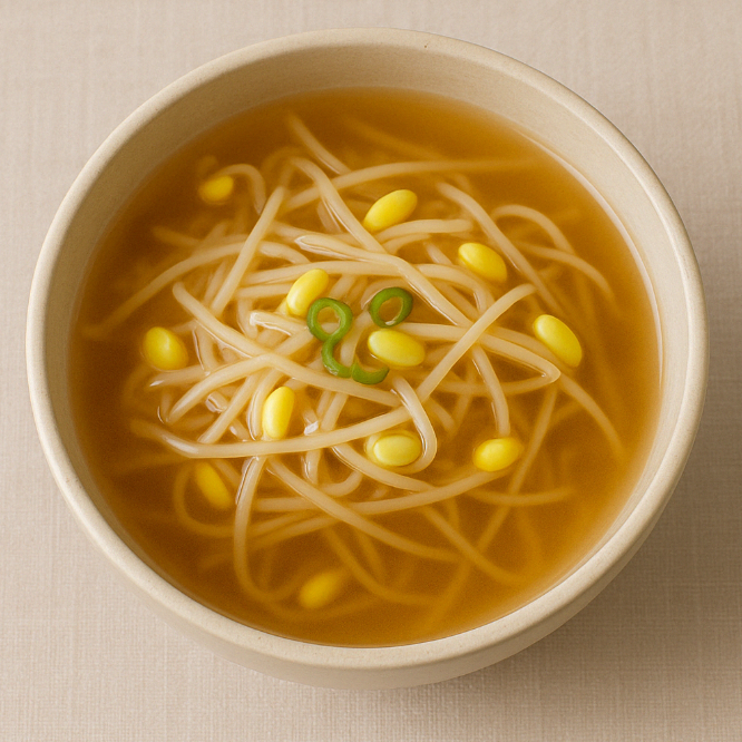 그릇에 담긴 콩나물국 사진
