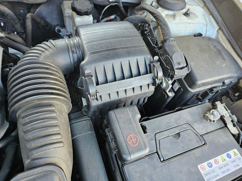 엔진룸-내부에있는-배터리