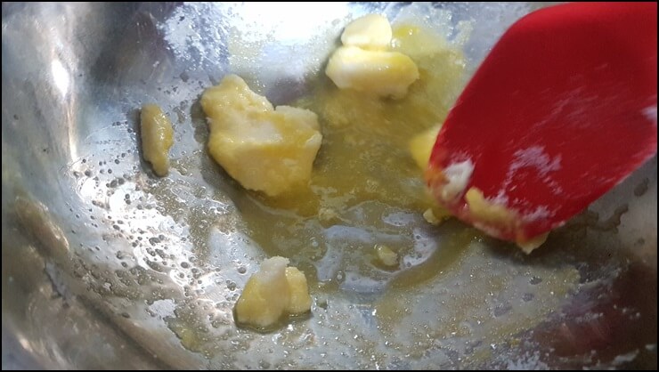 설탕-버터-계란을-섞는모습