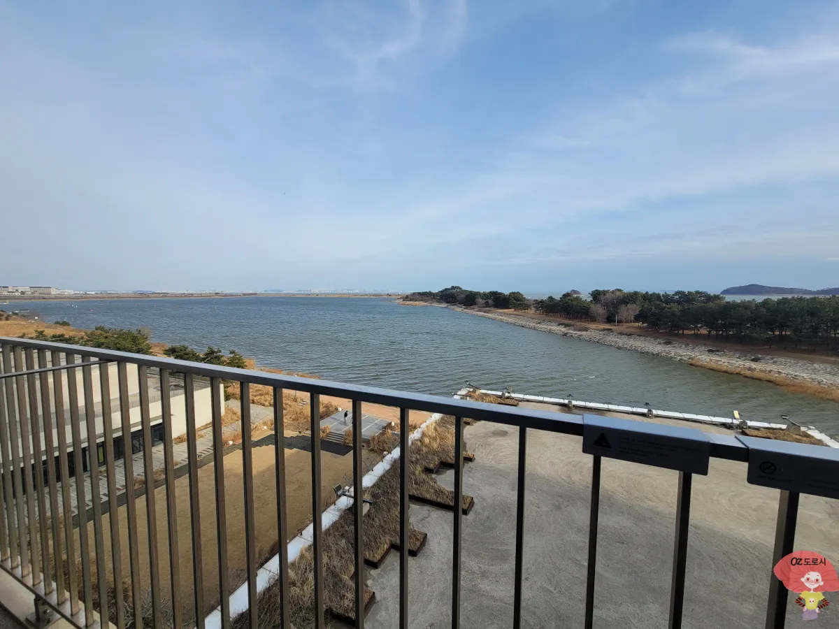 인천-중구-영종도-네스트호텔-스탠다드-트윈-객실-발코니에서-본-바다-뷰