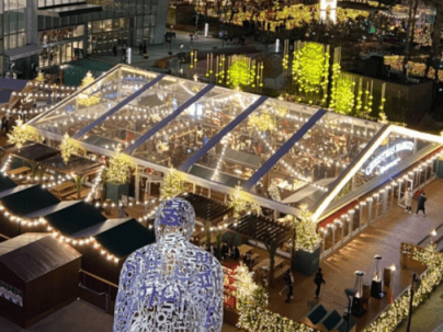 크리스마스 트리와 붚빛이 빛나는 밤에 큰 천막 테두리 크리스마스 장식 불빛들