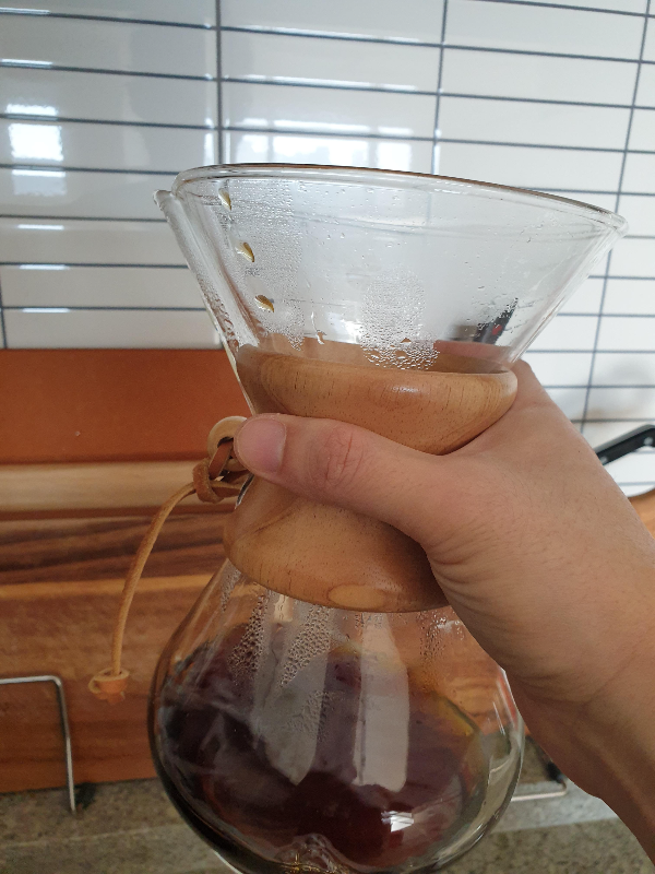 추출된 커피가 잘 섞이도록 교반 한다.