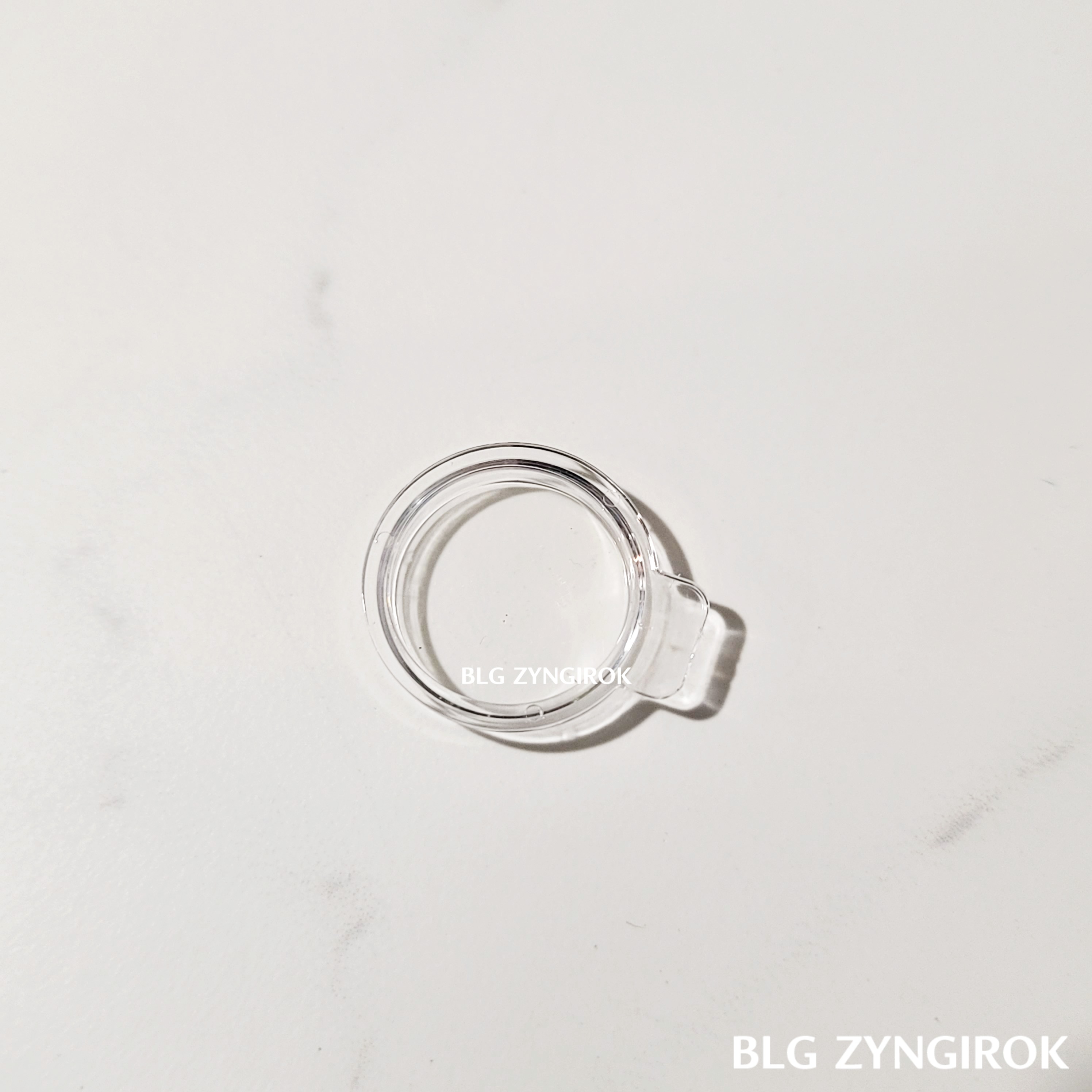 뚜껑이 놓여있는 모습이다.