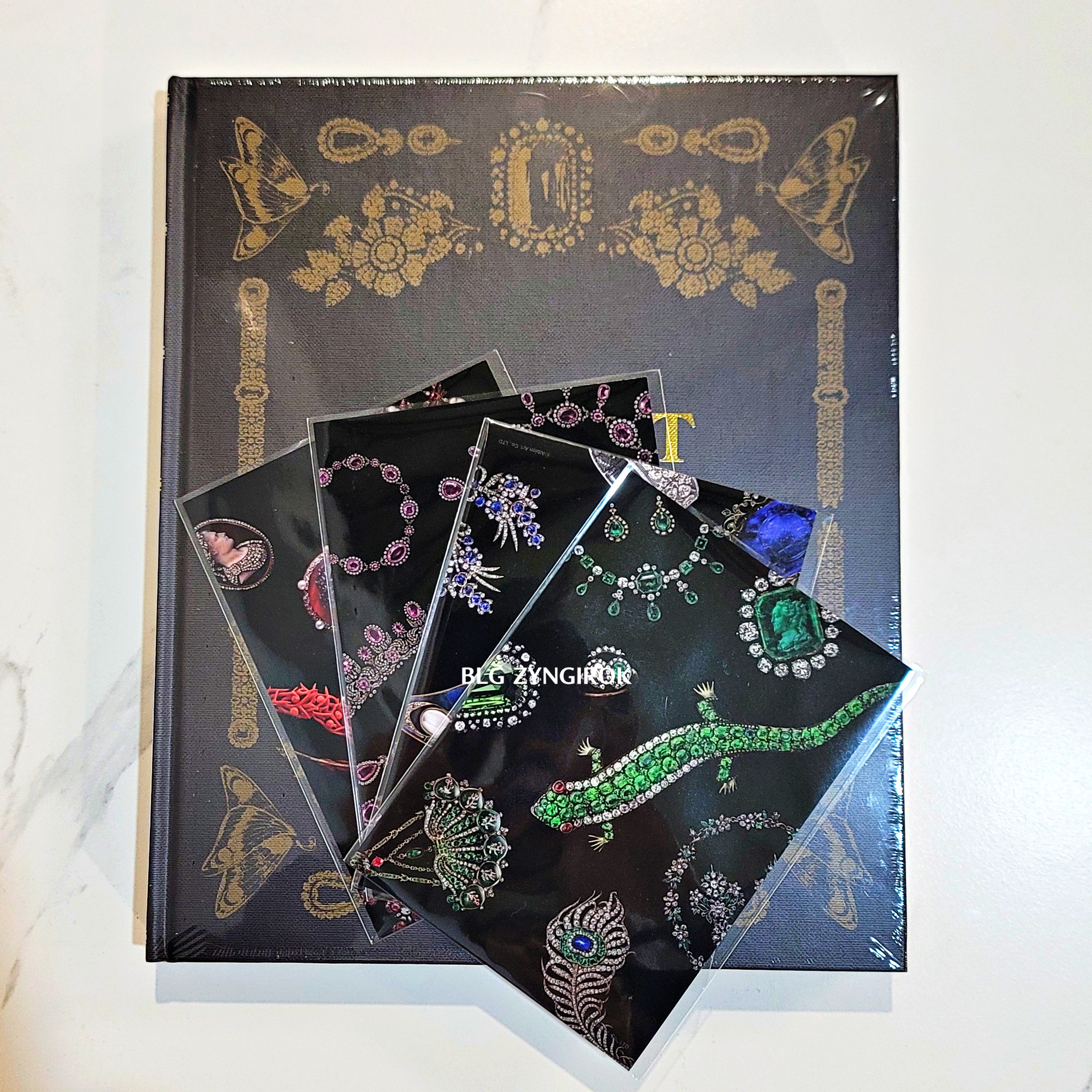 롯데타워 - 롯데뮤지엄 고혹의 보석 매혹의 시간 - 도록과 기념품 - 도록위에 엽서들이 놓여있다.