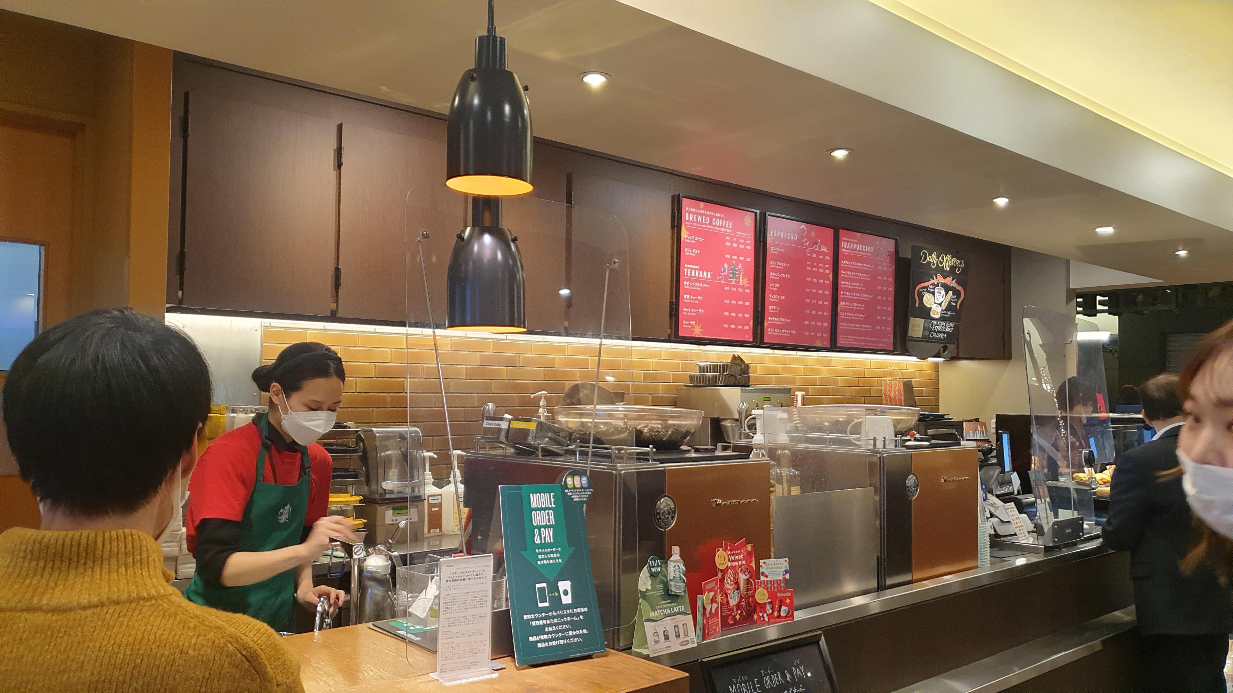 텐진역 지하상가 스타벅스에서 음료를 제조하는 모습