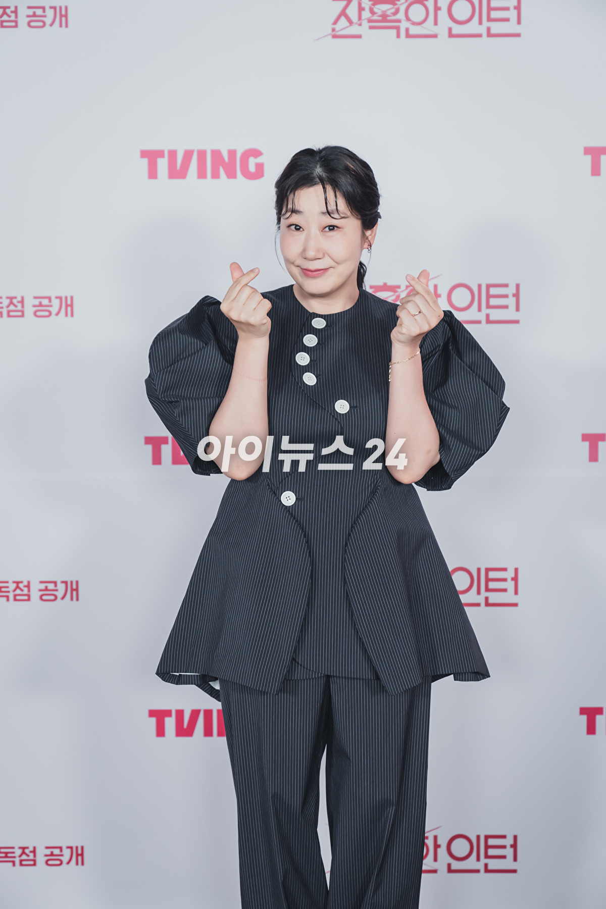 8일 열린 티빙 새 드라마 &#39;잔혹한 인턴&#39; 제작발표회에서 라미란이 포토타임을 갖고 있다. [사진=티빙]