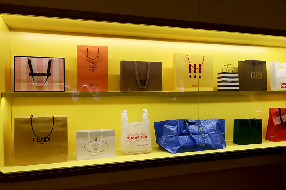 유명브랜드나-명품-쇼핑백들이-진열-되어있다