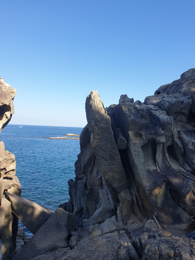 바위들 사이 U자 공간에 보이는 바다와 하늘이 완벽한 조화를 이룬다.