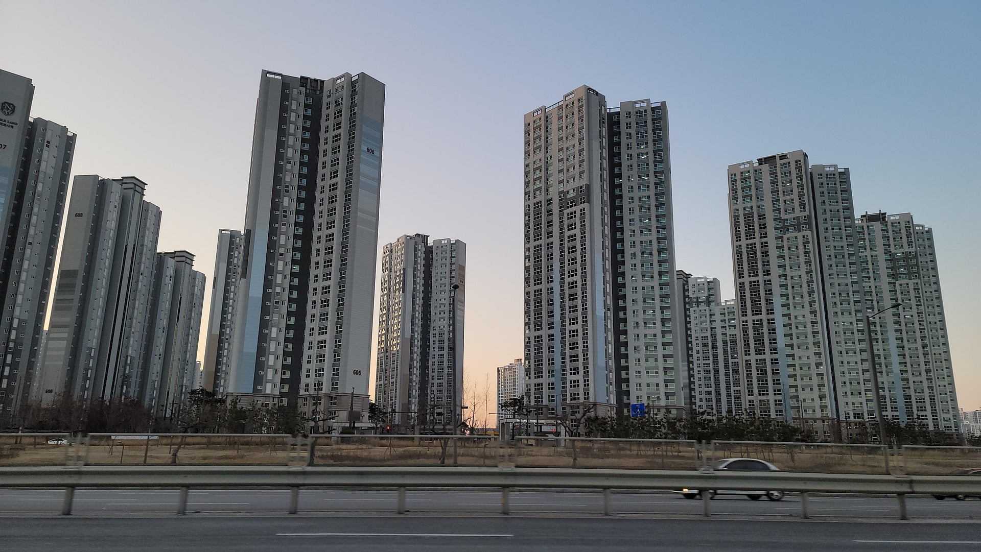 차도를 지나 보이는 아파트