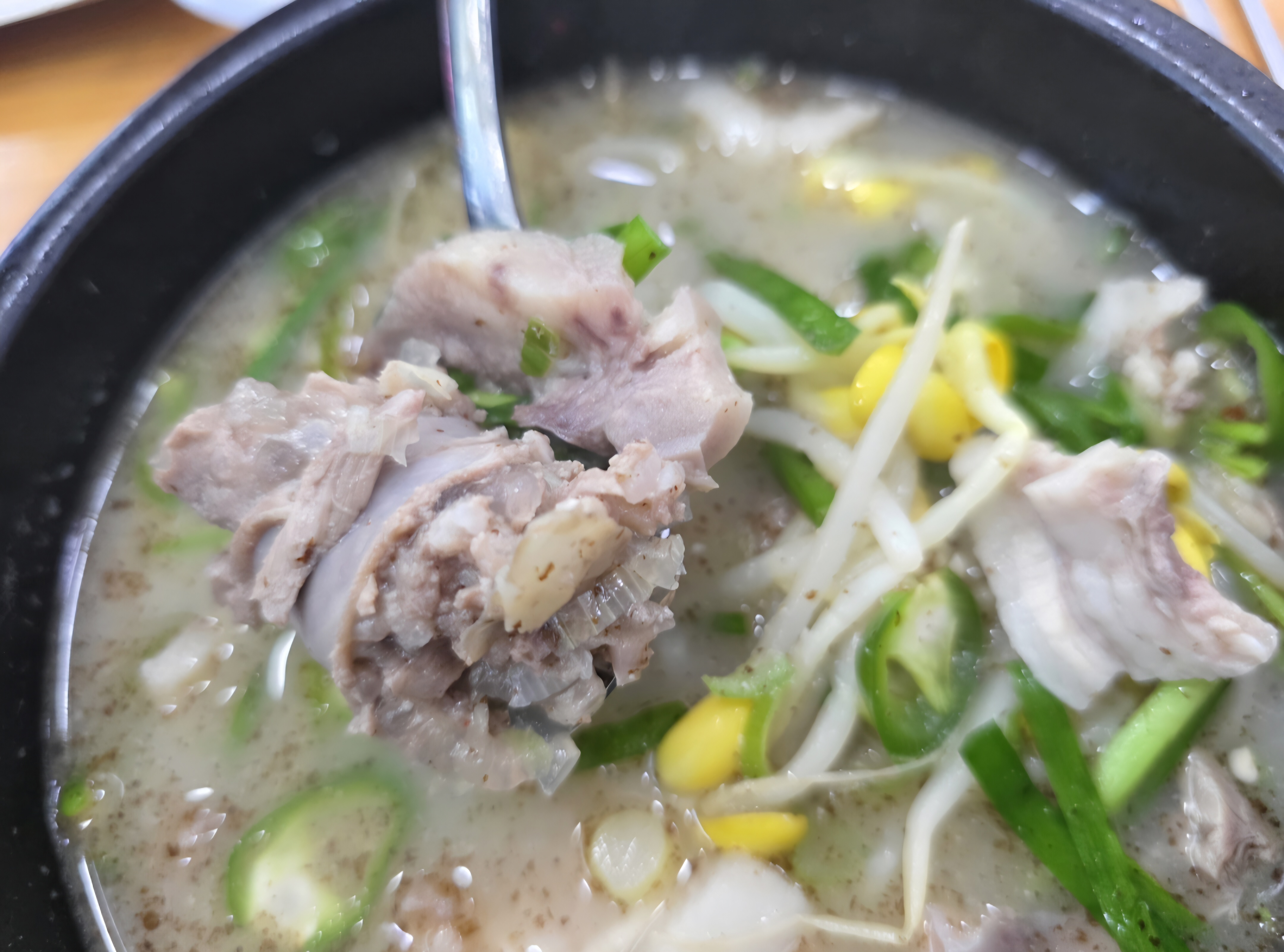 최미삼순대국 순대와 돼지고기를 숟가락으로 떠낸 모습