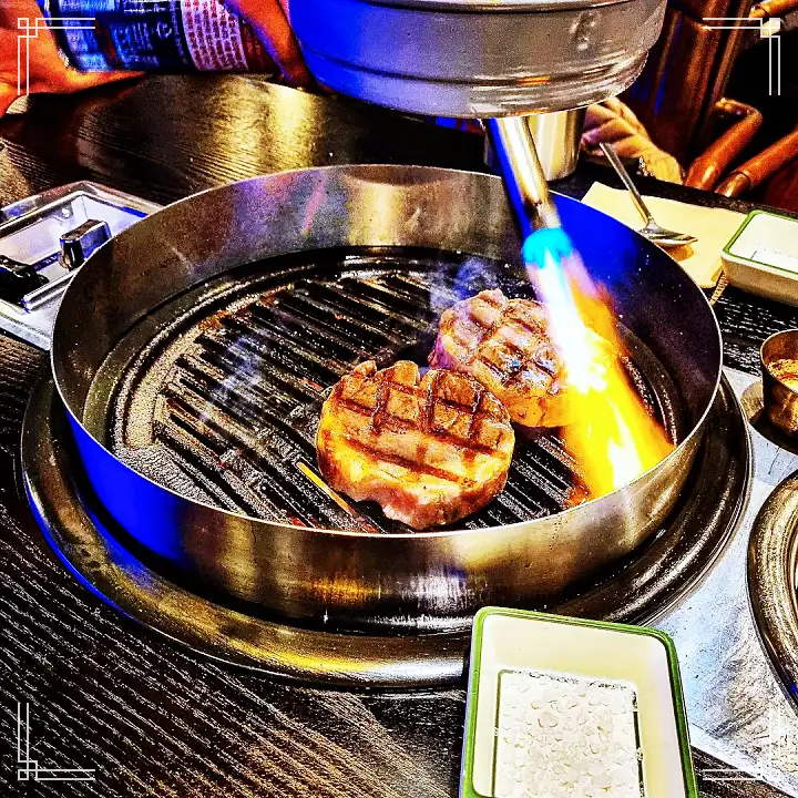 줄서는식당 송파구 잠실 이베리코 목살 토치불 바베큐 맛집 엄현경 송리단길 석촌호수 핫플 목차돌 베요타 하몽 청국장 된장찌개 권율 추천 50회 소개