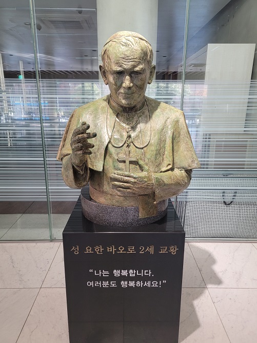 서울 논현동성당에 있는 성 요한 바오로 2세 교황 동상