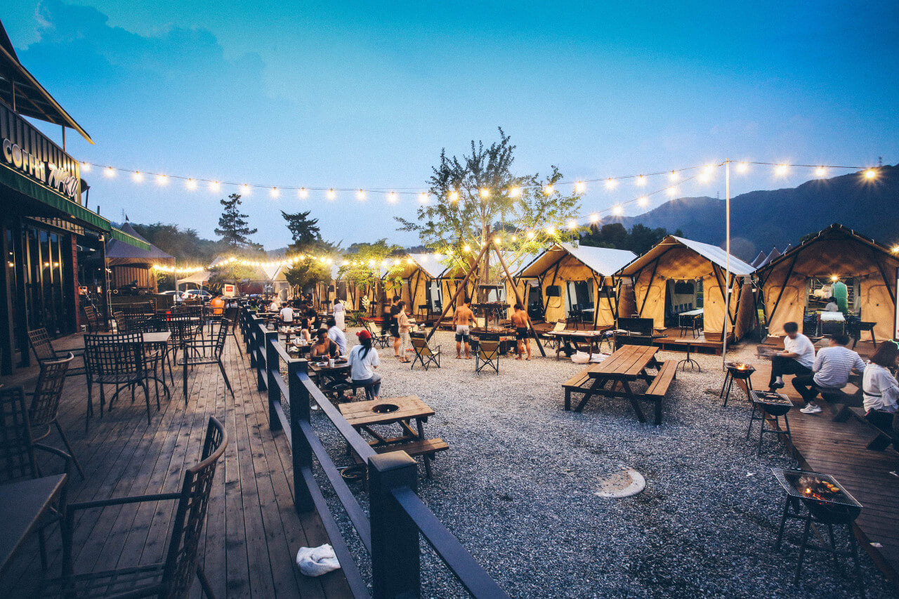 생생정보 장PD의 AI 여행기 AI 추천! 연인이 가기 좋은 가평 여행 코스 자라섬꽃페스타, 자라섬 출렁다리, 브릿지짚라인, 클럽비발디(수상레저), 다믈촌 (잣두부전골 전문)