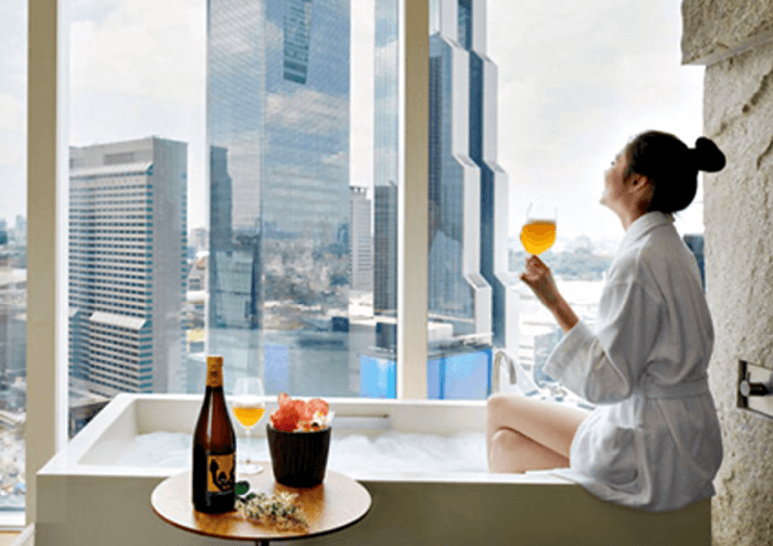 호캉스-즐기는-여성