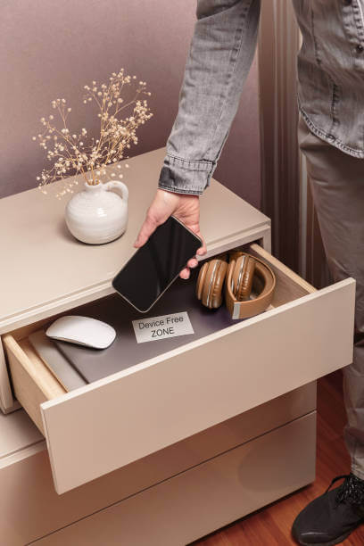 디지털디톡스를 위해 휴대전화를 서랍에 넣는 사진