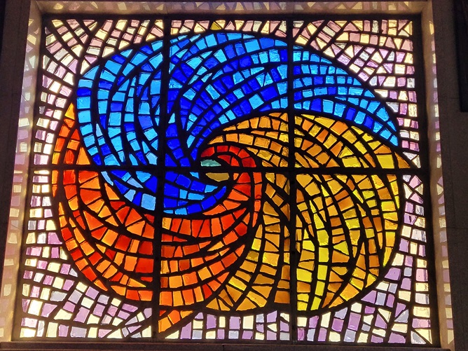 사진은 서울 혜화동성당 안에 있는 스테인드글라스입니다.
故 이남규 루카 작가님의 작품으로서 성부 하느님을 그려낸 것입니다.