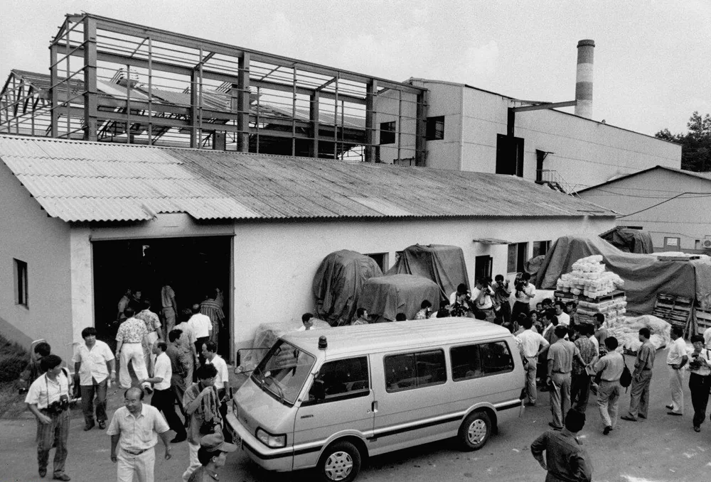 오대양 사건 당시 집단자살이 벌어진 경기도 용인의 오대양 공장에 출동한 경찰과 취재진 모습