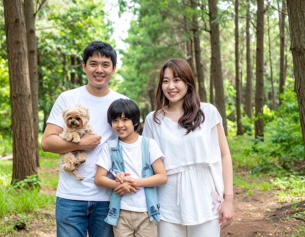 가족과 반려견이 풀밭에서 쉬는 모습