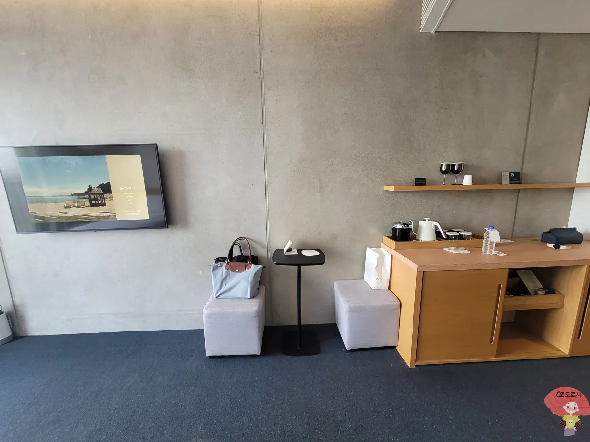 인천-중구-영종도-네스트호텔-스탠다드-트윈-객실-평면TV-2인용-식탁과-의자-외