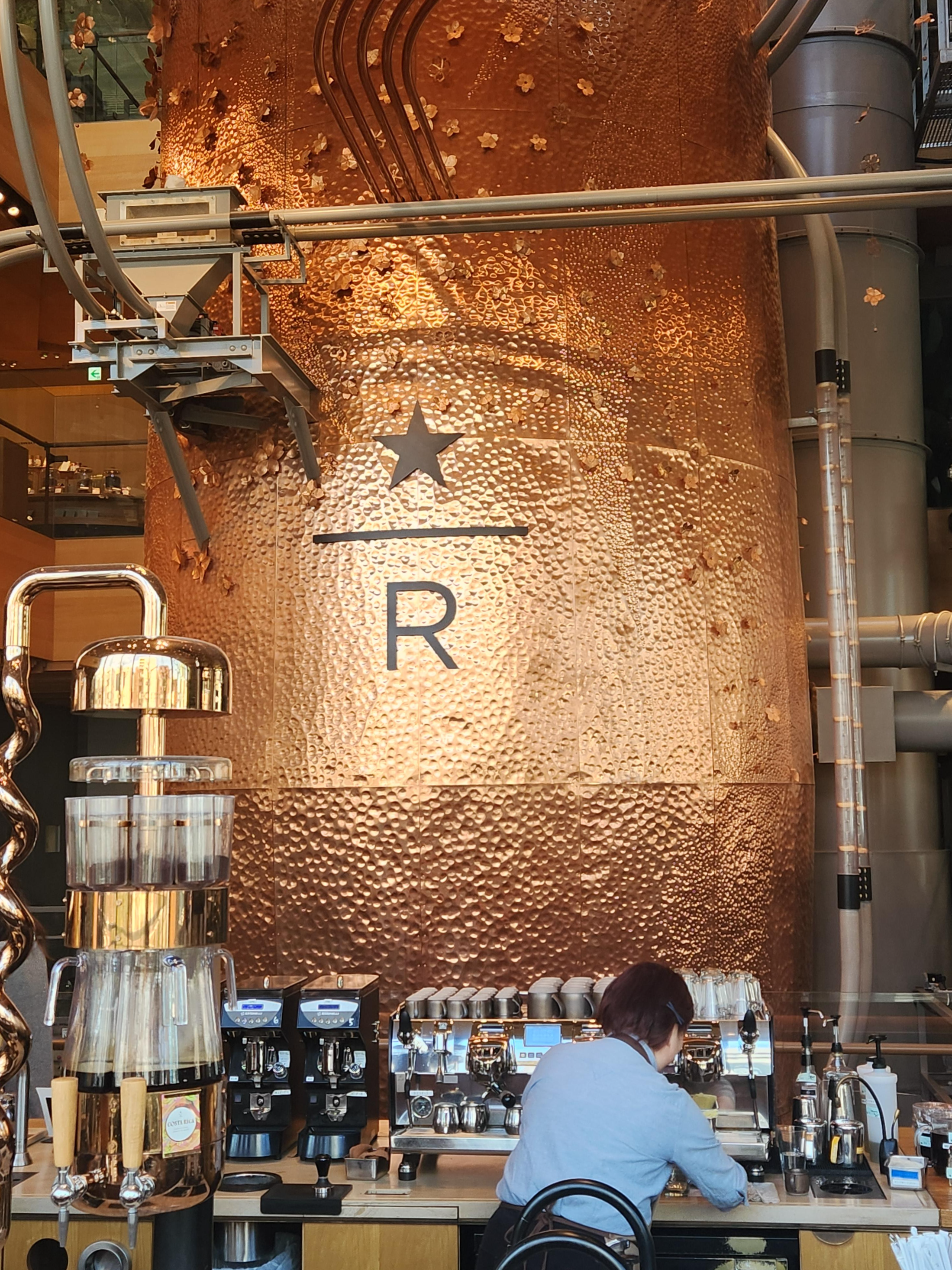 스타벅스 리저브 로스터리 도쿄, 구리 캐스크 아래에서 커피를 준비하는 바리스타