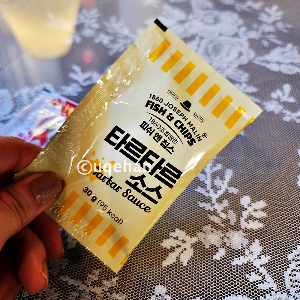 1860 조셉말린 피쉬 앤 칩스에 들어있는 타르타르 소스를 손가락으로 집고 있다.