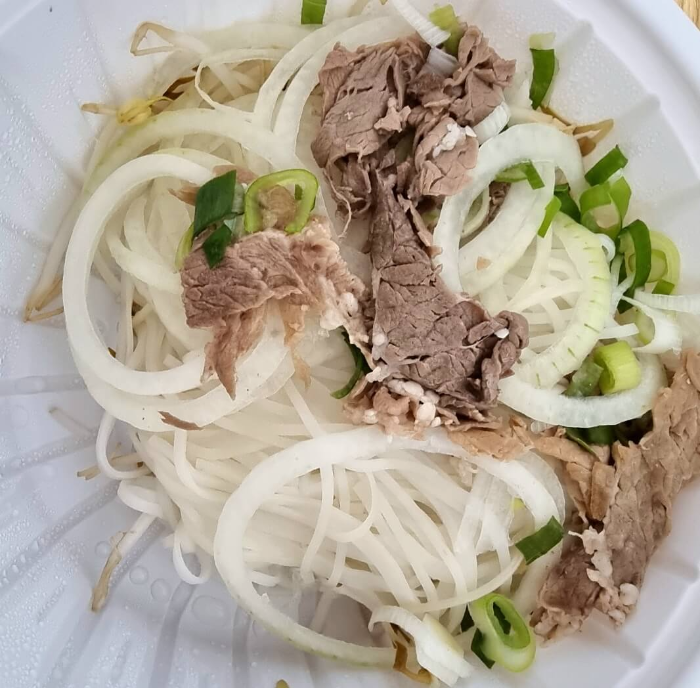 일회용-그릇에-담긴-쌀국수와-고기