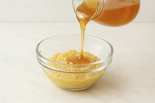 갈아 놓은 생강에 꿀 넣기