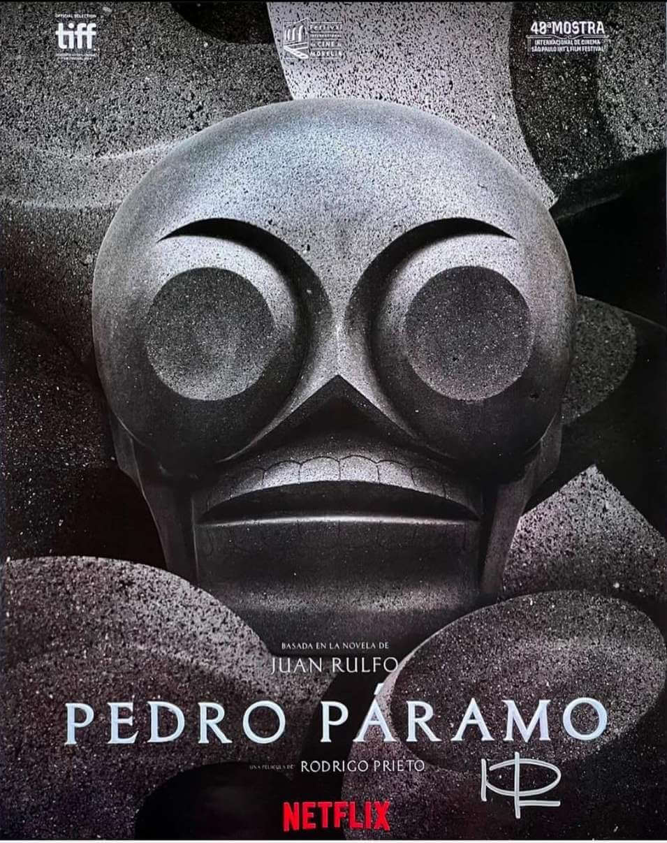 넷플릭스 영화 &lt;Pedro Páramo&gt;의 공식 포스터 : 커다란 돌 조각 같은 얼굴(추상적이고 해골을 연상시키는 형상)이 흑백 톤으로 정면을 응시하고 있음.