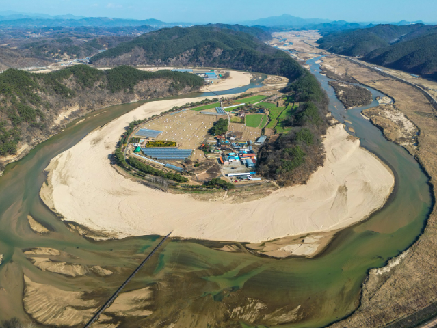 회룡포_용이 휘감은 마을