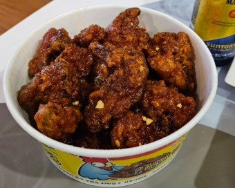 컵에 답긴 신포닭강정 사진