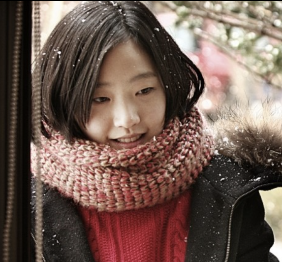 김고은: 스크린과 브라운관을 넘나드는 빛나는 별_영화 은교의 한 장면 _ 창문 밖에서 안쪽을 보고 있는 김고은