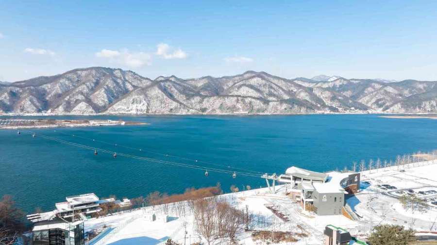 겨울의 한적한 분위기에서 조용한 산책을 즐기고, 케이블카에서는 하얀 겨울 풍경