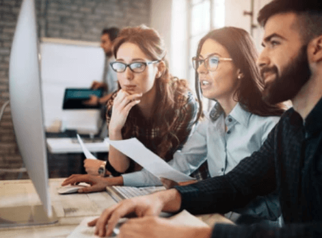 모니터를-바라보는-회사-직원들