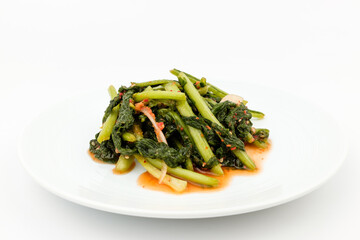 열무김치 한 접시. 여름철 대표 반찬으로, 초록 열무와 빨간 고춧가루 양념이 조화를 이룬 한국 전통 김치.