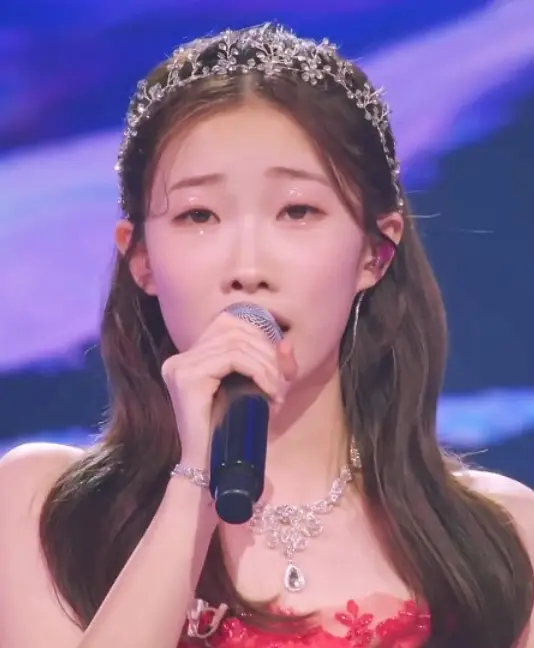 미스트롯3-
긴머리를 늘어띠고 오른손으로 마이크를 든채 노래하는 정서주