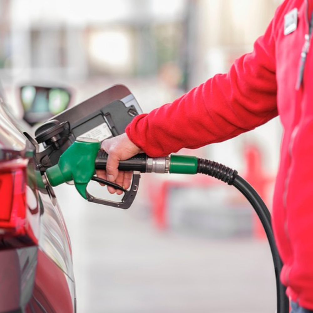 자동차에 주유하는 모습