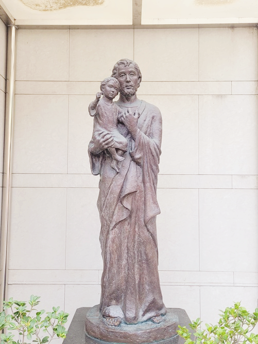 서울 중곡동성당에 있는 성 요셉 성인 상입니다.