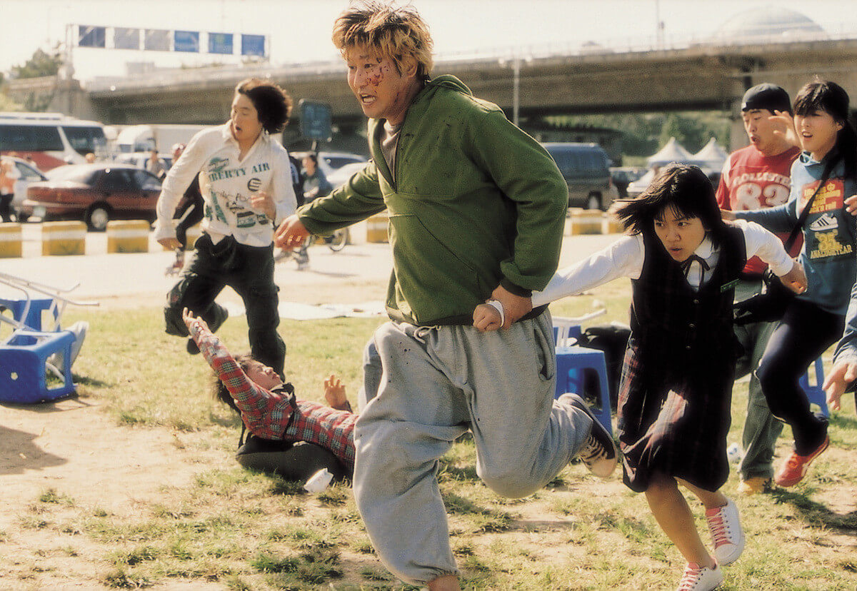 딸을 데리고 괴물을 피해 뛰어가는 박강두 역의 송강호