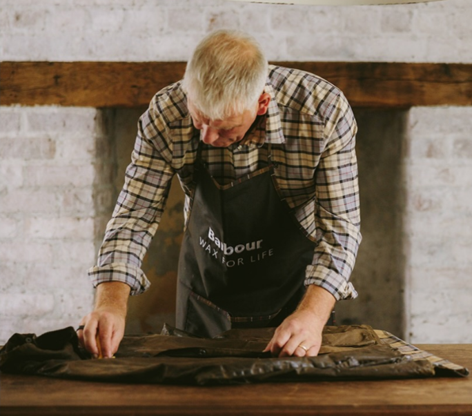 바버 왁스자켓 코팅하는 사진