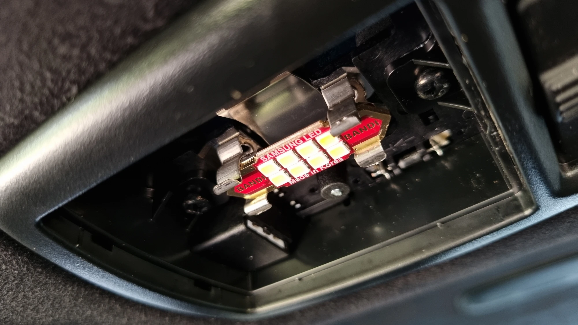 실내등 LED 램프 교체 모습