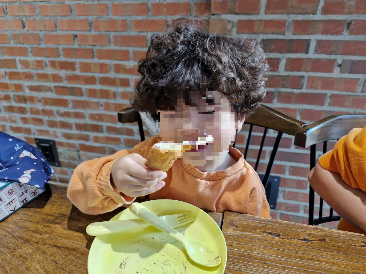 블루베리-피자를-한입-베어무는-아들